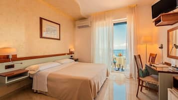 Dobbeltrom – superior, balkong, sjøutsikt | Safe på rommet, skrivebord, strykejern/-brett og wi-fi (inkludert)