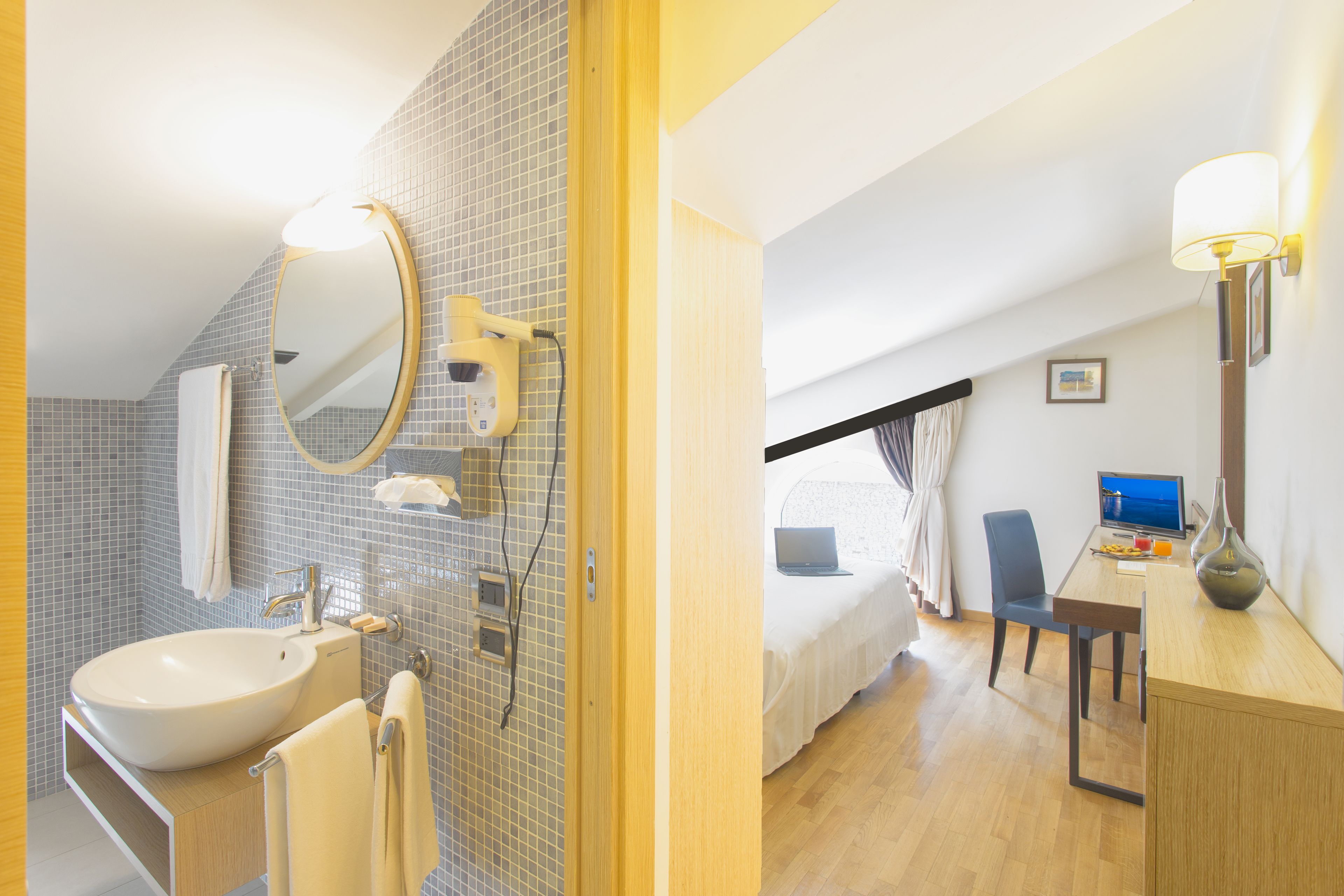 economy double room | minibar, in-room safe, desk, soundproofing