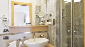 Habitación cuádruple ejecutiva | Baño | Tina con regadera, tina de hidromasaje, regadera tipo lluvia