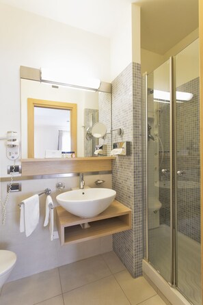 Executive Quadruple Room | Bathroom | Combined shower/tub, jetted tub, rainfall showerhead, free toiletries