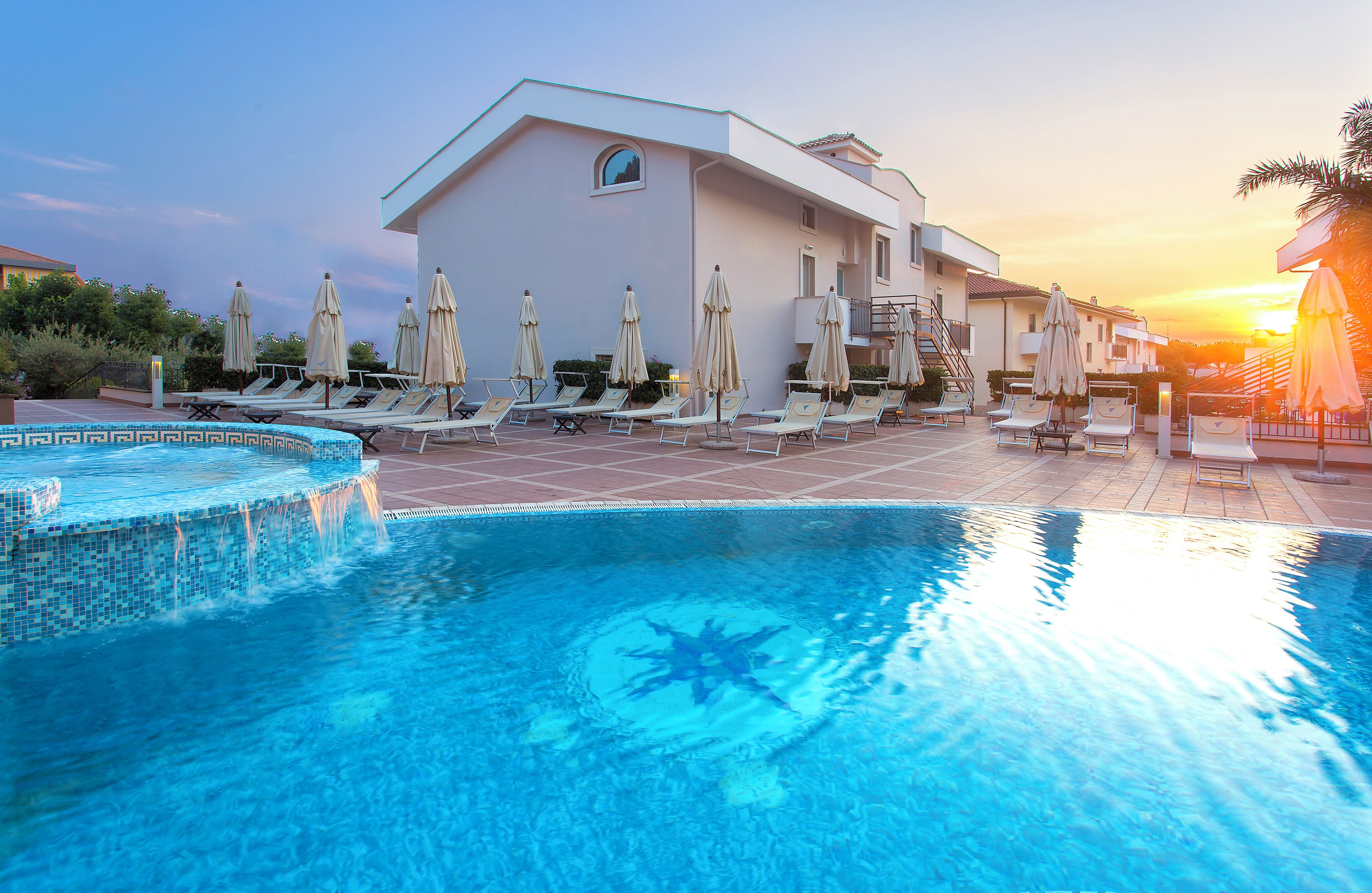 Außenpool (je nach Saison geöffnet), Sonnenschirme, Liegestühle