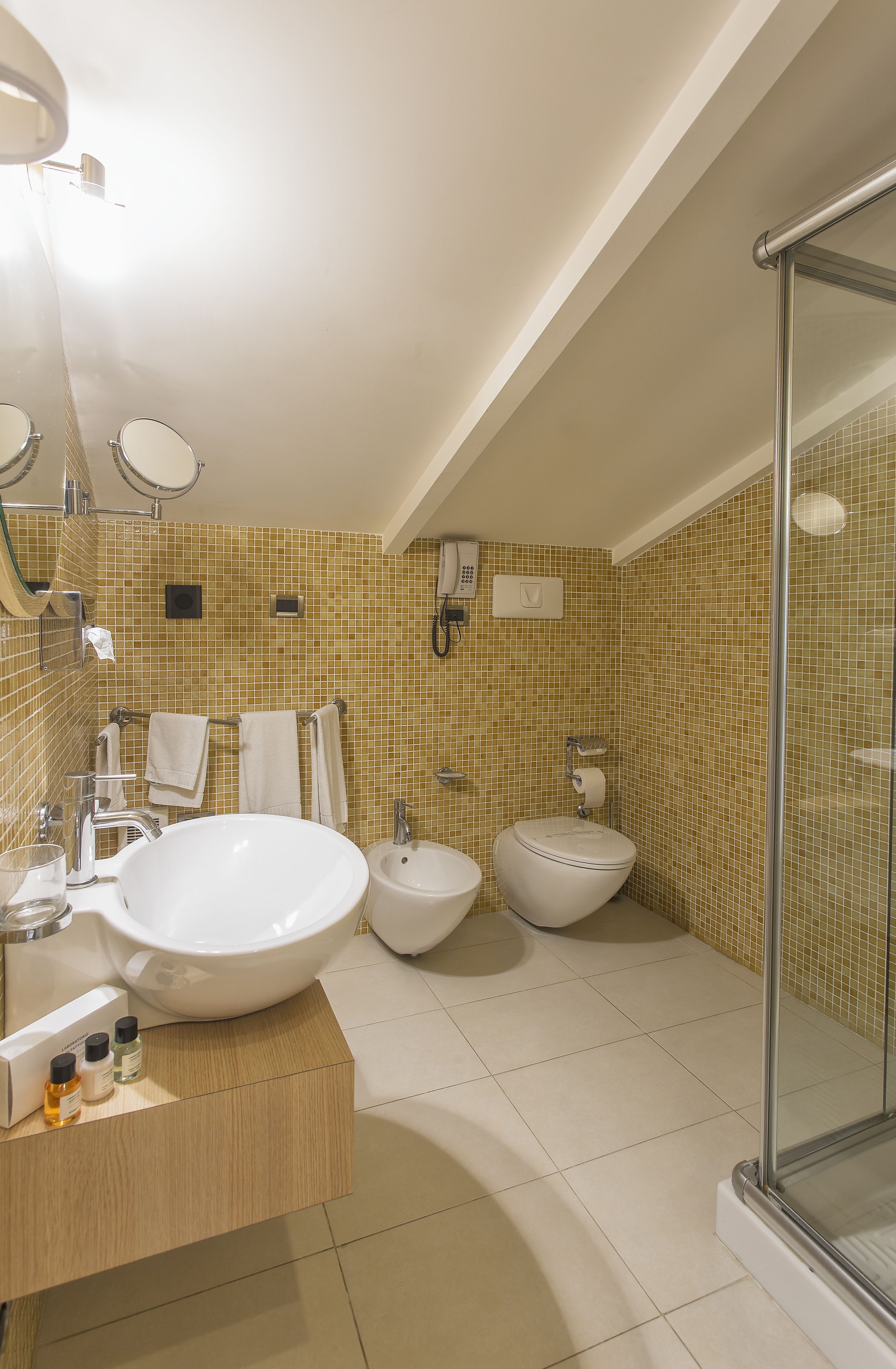 economy double room | bathroom | combined shower/bathtub, jetted bath, rainfall showerhead