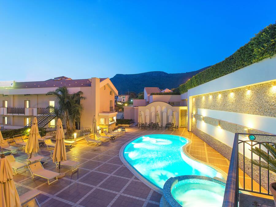 Piscine extérieure (ouverte en saison), parasols de plage
