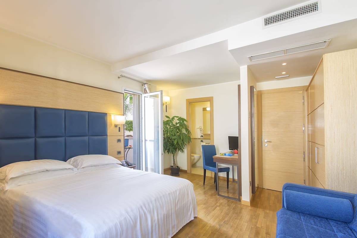 Executive-værelse til 4 personer | Minibar, pengeskab på værelset, skrivebord, lydisolering