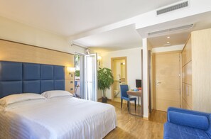 Executive Quadruple Room | Minibar, in-room safe, desk, soundproofing - Virgilio Grand Hotel (Sperlonga)