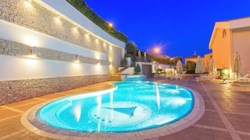 Piscine extérieure (ouverte en saison), parasols de plage