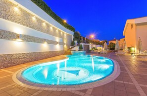 Piscina externa sazonal, funciona das 8h às 20h, guarda-sóis