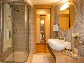 Combined shower/tub, jetted tub, rainfall showerhead, free toiletries - Virgilio Grand Hotel (Sperlonga)