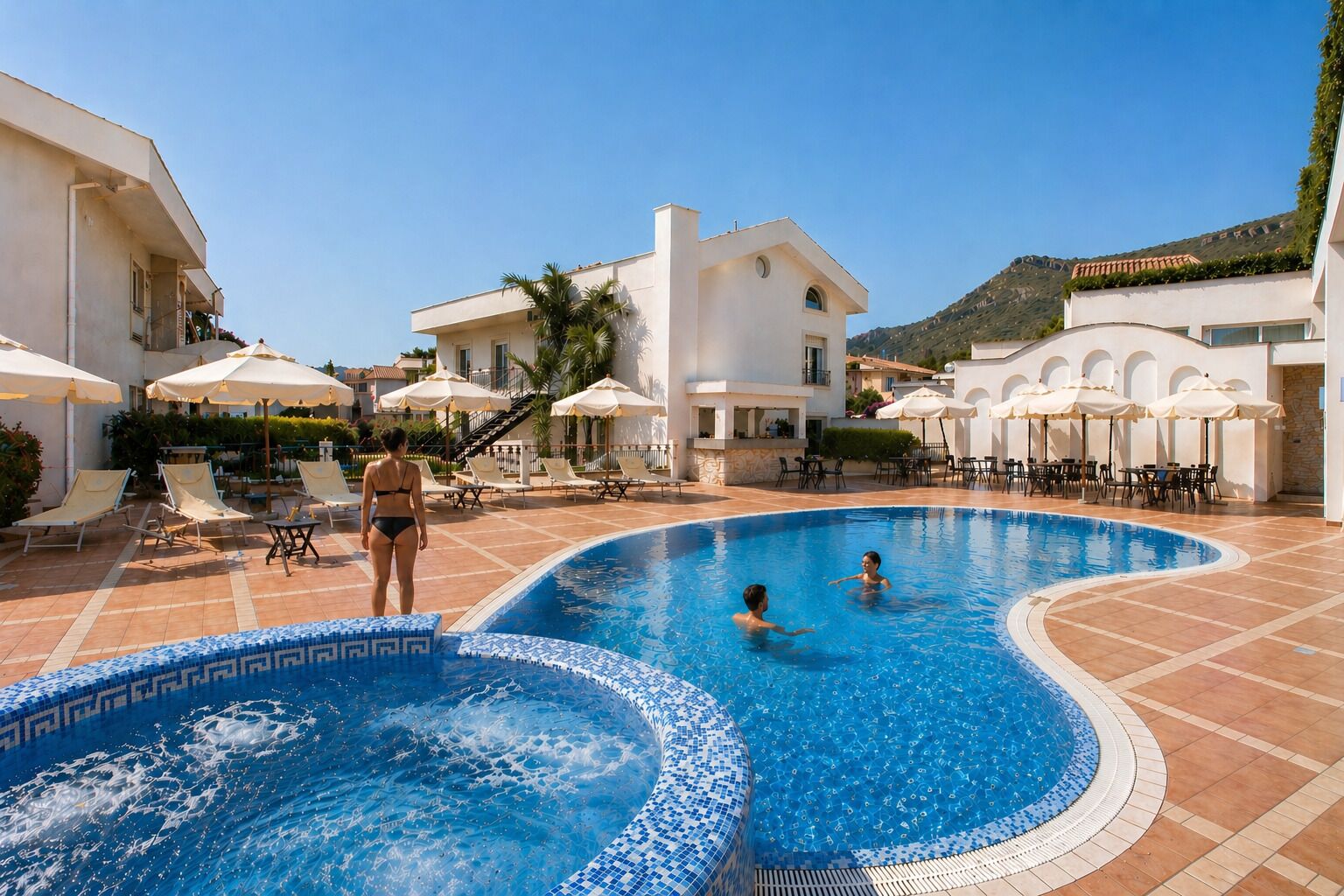 Una piscina al aire libre de temporada (de 08:00 a 20:00), sombrillas