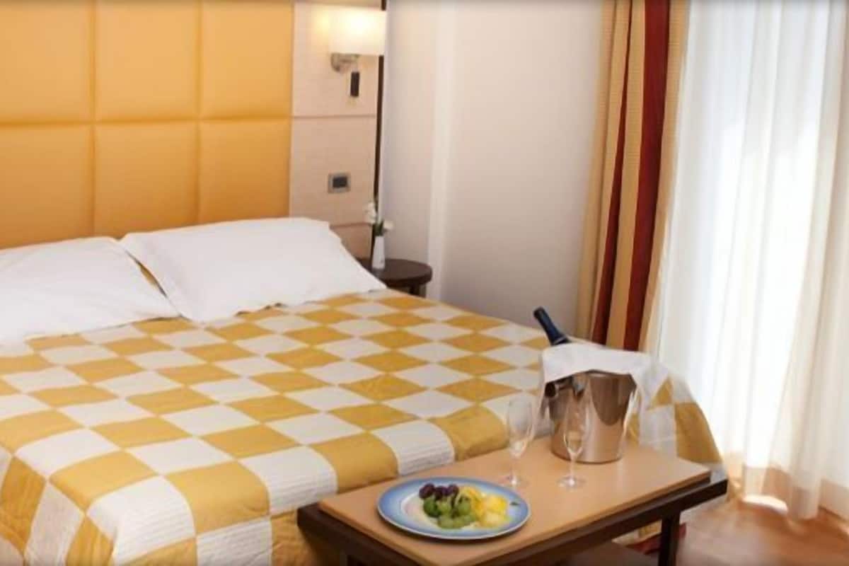 Standardværelse med dobbeltseng eller 2 enkeltsenge | Minibar, pengeskab på værelset, skrivebord, lydisolering