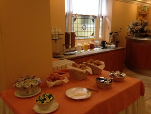 Free daily buffet breakfast  - Troy (London)