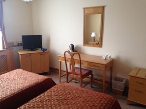 Twin Room | In-room safe, blackout curtains, free WiFi, bed sheets - Troy (London)