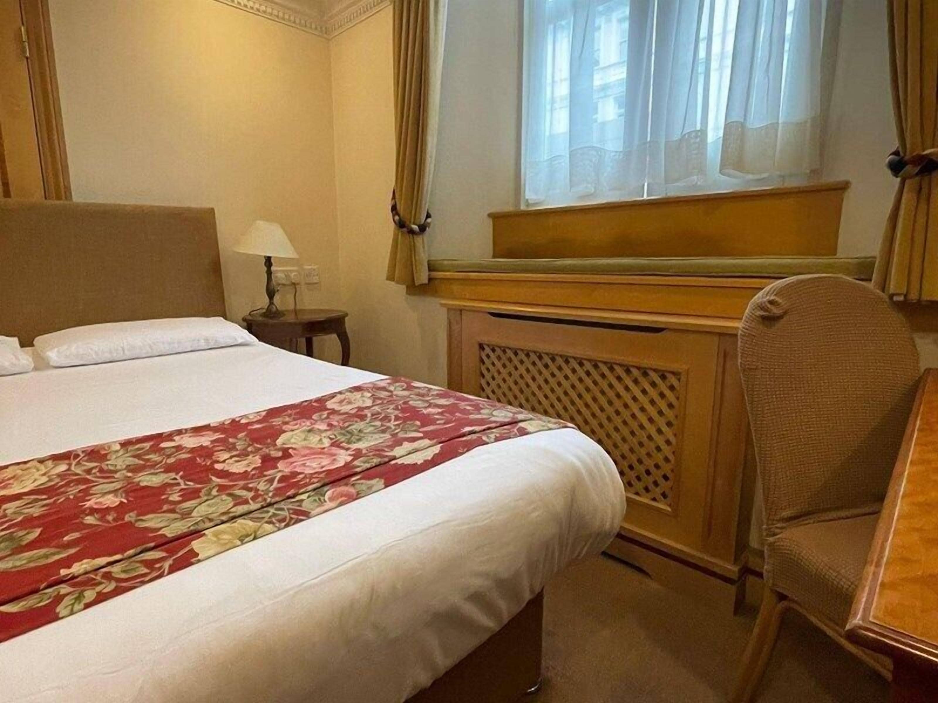 In-room safe, blackout curtains, free WiFi, bed sheets