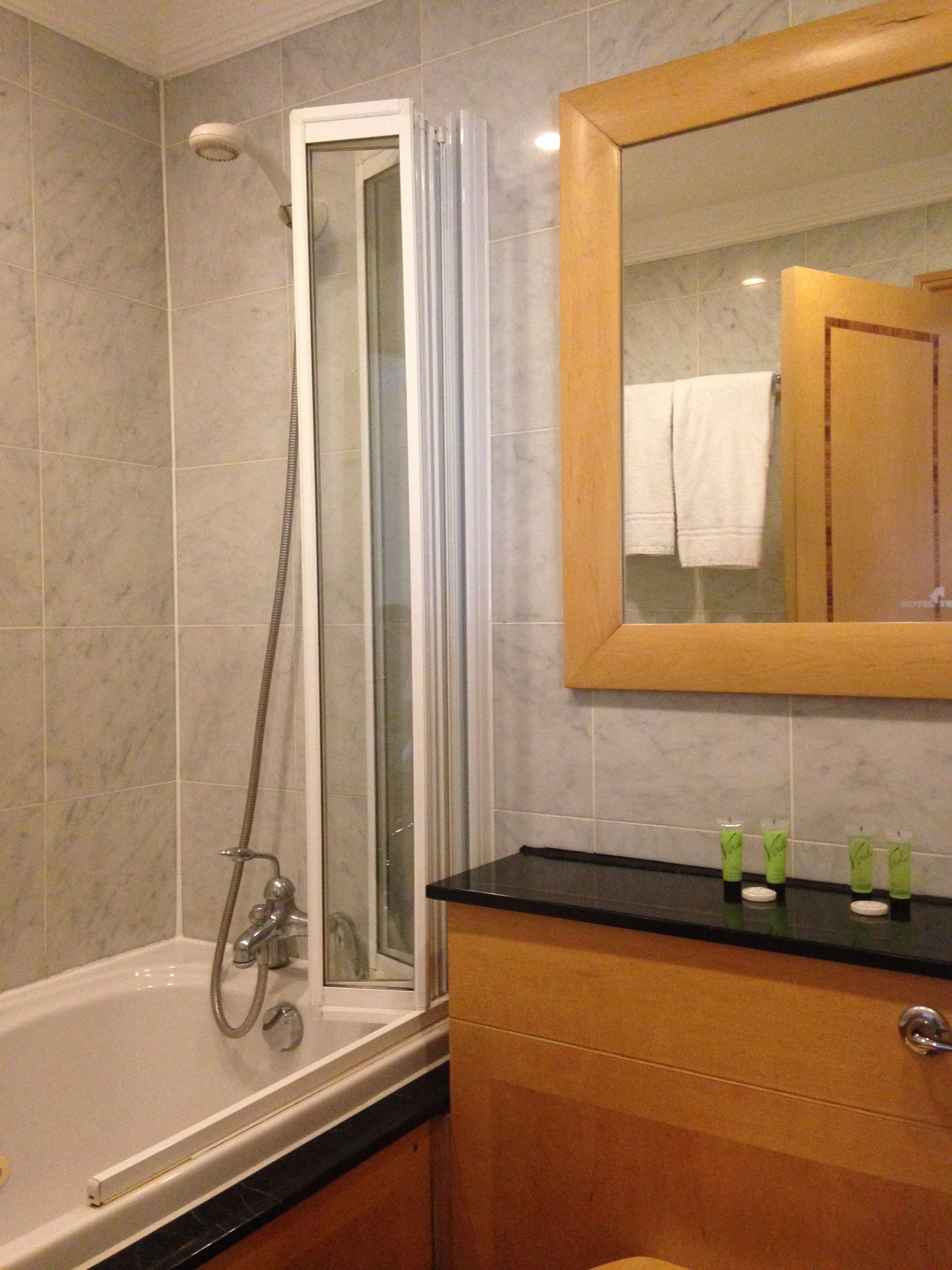 Habitació doble executiva | Bany | Articles de tocador gratuïts, assecador de cabells, tovalloles i sabó 
