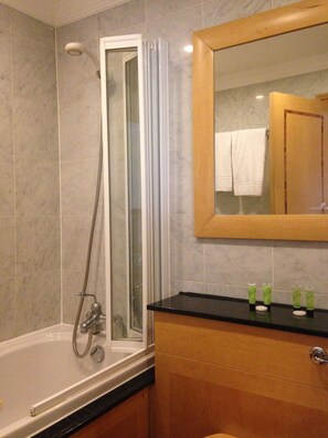 ห้องเอ็กเซกคิวทีฟดับเบิล | ห้องน้ำ | ของใช้ในห้องน้ำฟรี, ไดร์เป่าผม, ผ้าเช็ดตัว, สบู่