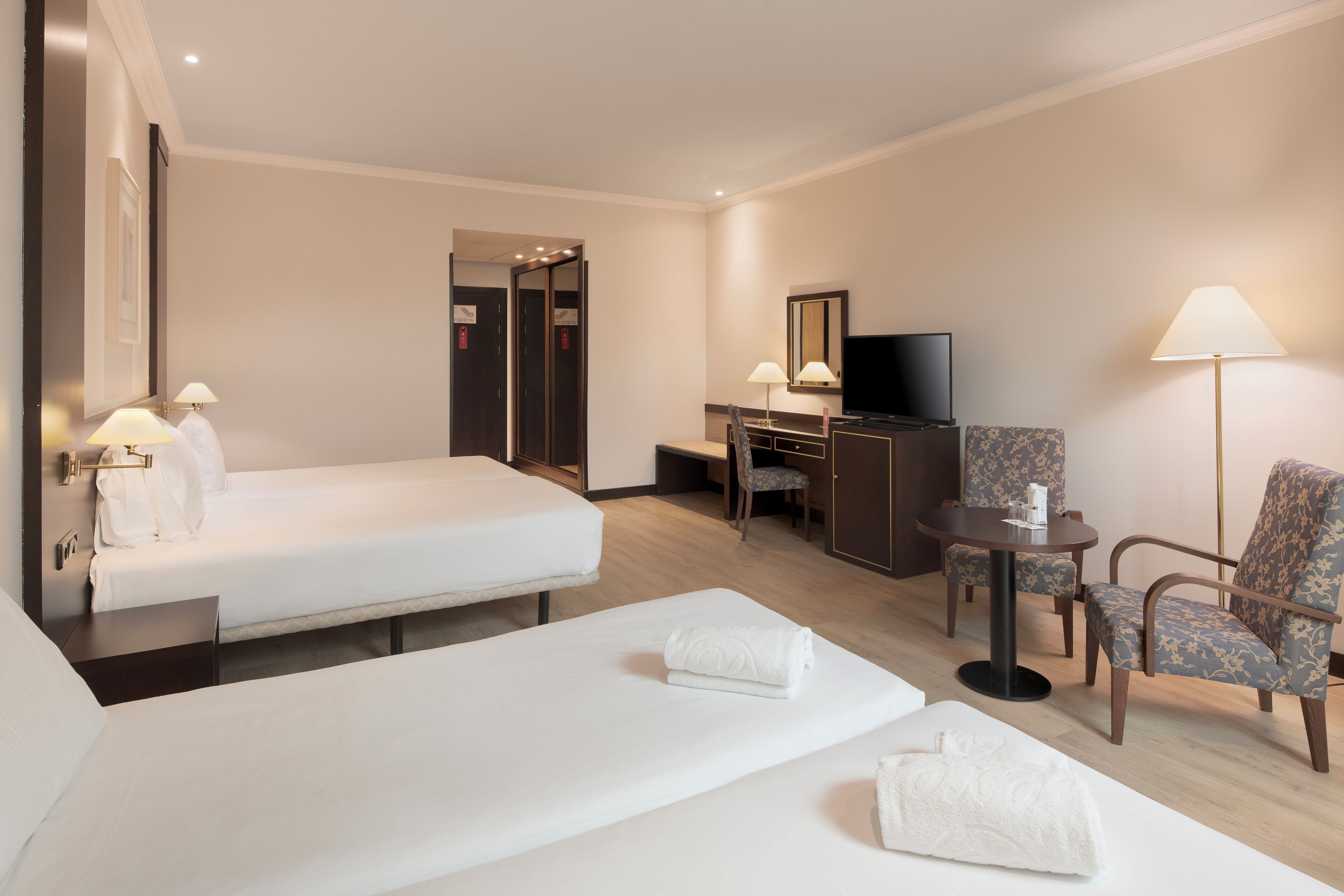 double room (extra bed) | minibar, in-room safe, desk, soundproofing