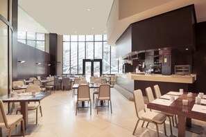 Desayuno buffet diario (EUR 13 por persona)