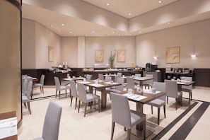Petit déjeuner buffet (13 EUR par personne)