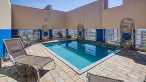 A rooftop pool area with lounge chairs and a clear view of the cityscape. - SLAVIERO Londrina (Londrina)