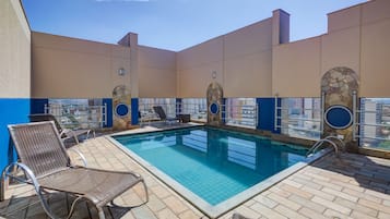 Kolam renang terbuka, kerusi lepak pantai