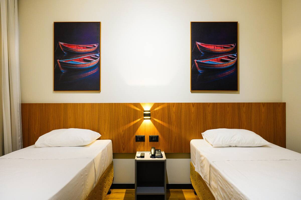 Minibar, accès au Wi-Fi (inclus), literie fournie