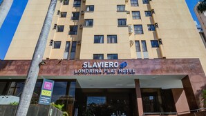 The Slaviero Londrina Flat Hotel entrance with a staircase leading up to the doors, surrounded by palm trees. - SLAVIERO Londrina (Londrina)