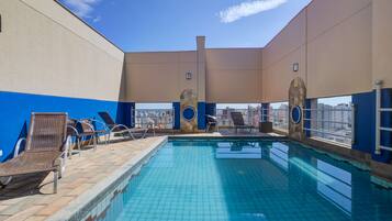 Kolam renang terbuka, kerusi lepak pantai