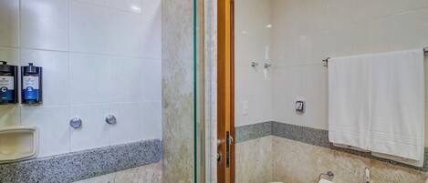 Een badkamer met toilet, douche en wastafel.