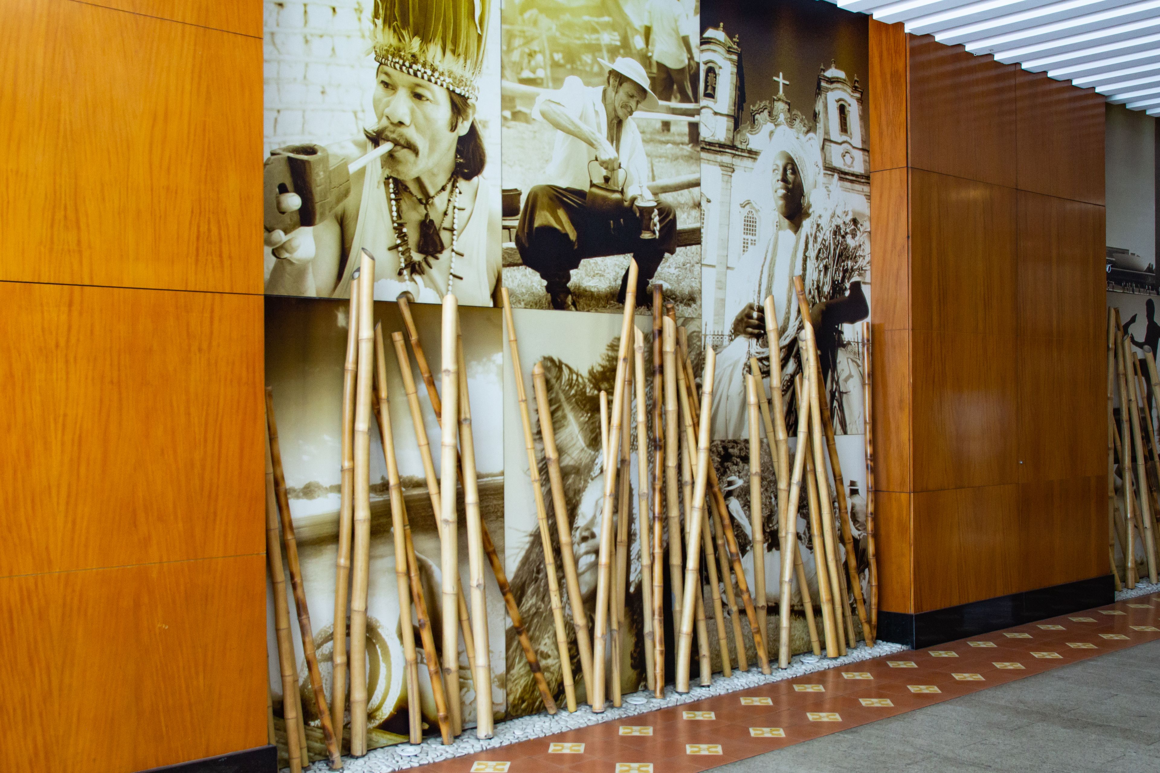 Pared con listones de madera verticales y suelo estampado.