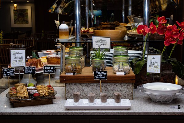 Petit déjeuner, déjeuner et dîner servis sur place