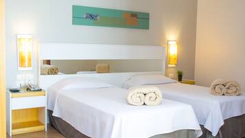 Deluxe Room | Minibar, in-room safe, WiFi (free), bed sheets