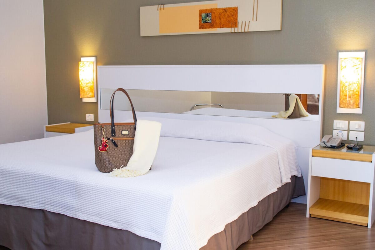Frigobar, cofres nos quartos, Wi-Fi de cortesia, roupa de cama