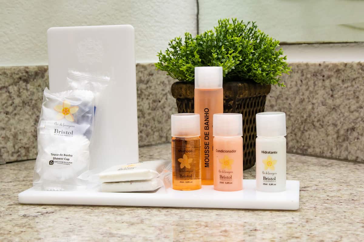 apartment (master) | bathroom | shower, free toiletries, hair dryer, towels