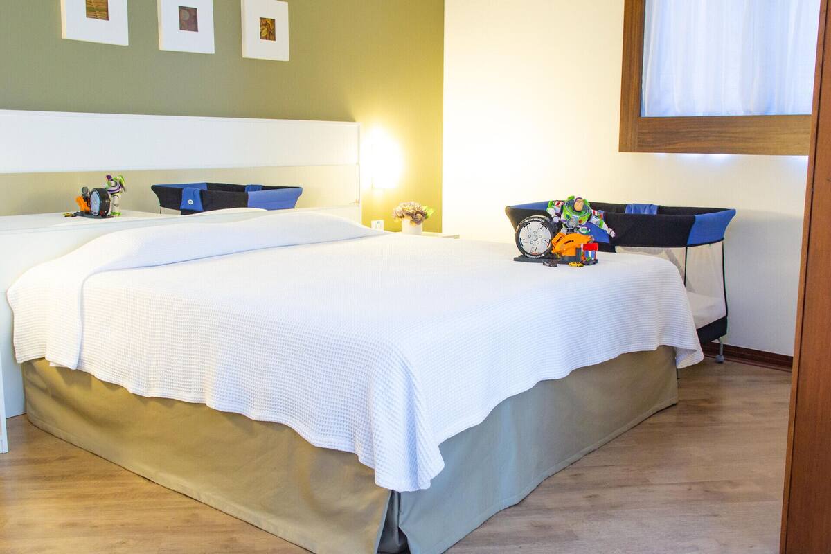 Frigobar, cofres nos quartos, Wi-Fi de cortesia, roupa de cama