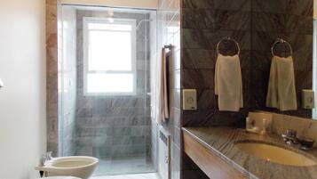 Shower, perlengkapan mandi gratis, pengering rambut, dan handuk