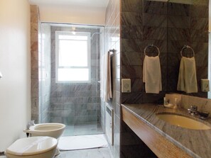 Douche, articles de toilette gratuits, sèche-cheveux