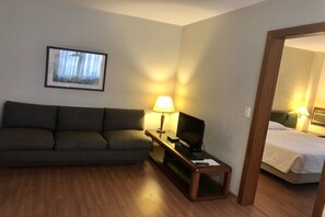 Apartamento Superior, 1 cama Queen e 1 Sofá-cama | Área de sala de estar | Televisión 