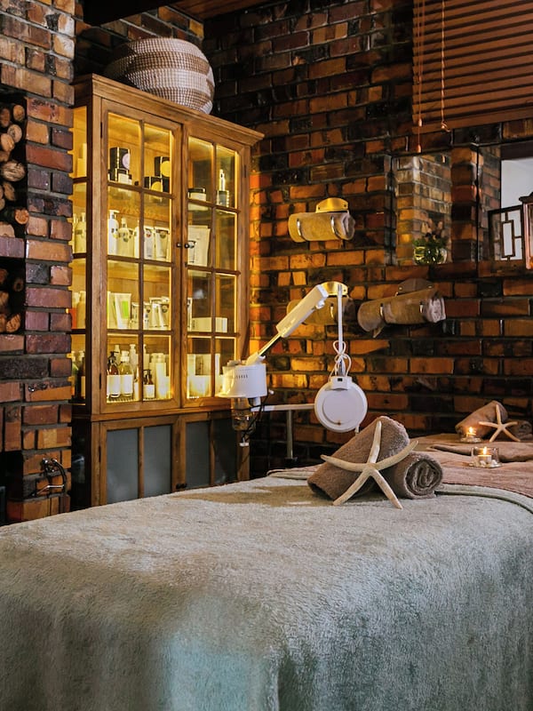 Sauna, hot tub, steam room, body treatments, aromatherapy