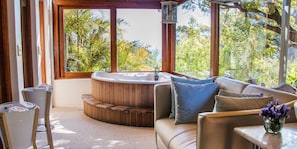 Indoor spa tub - Camps Bay Retreat (Cape Town)