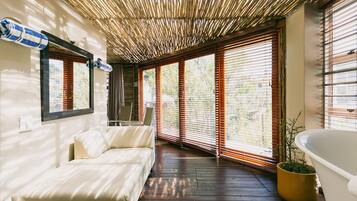 Artículos de tocador gratuitos, secador de pelo, batas, pantuflas