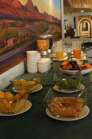 Free daily buffet breakfast