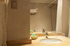 Hair dryer, towels, soap, shampoo - Hotel Francisco de Aguirre Serena (La Serena)