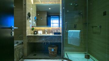 Tab mandi dan pancuran berasingan, kelengkapan dandanan diri percuma