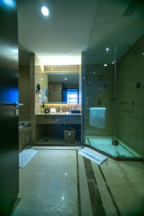 Baignoire et douche séparées, articles de toilette gratuits