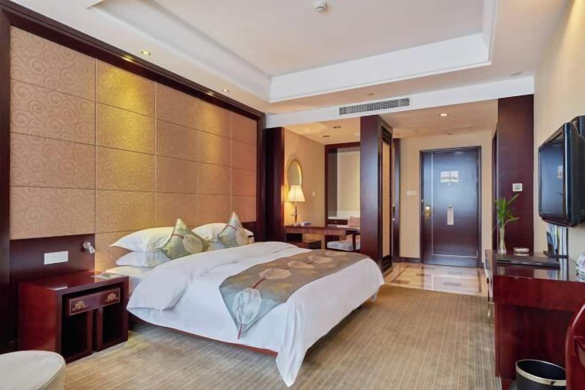 Minibar, in-room safe, desk, blackout curtains