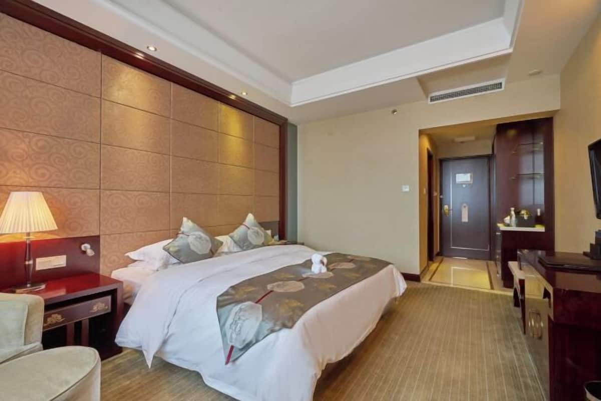 Minibar, in-room safe, desk, blackout curtains