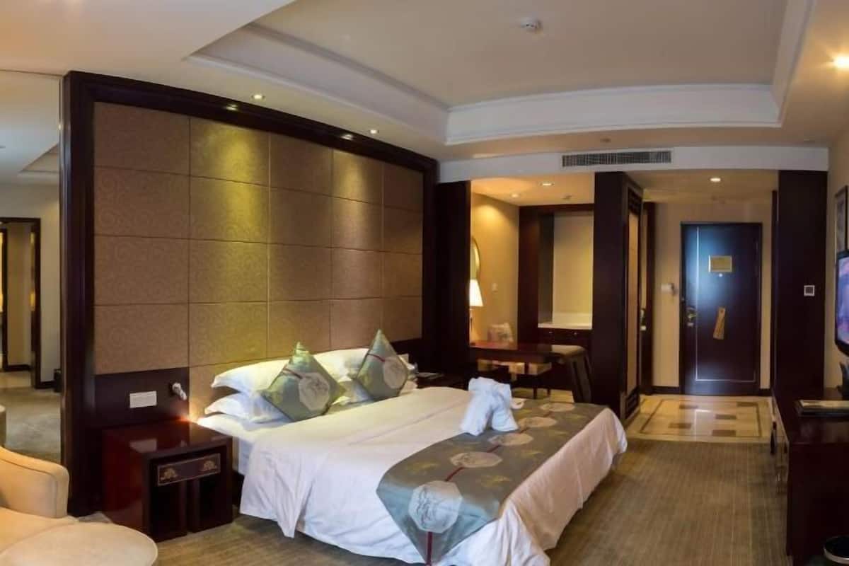 Minibar, in-room safe, desk, blackout curtains