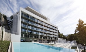 Piscine couverte, piscine extérieure, parasols de plage, chaises longues