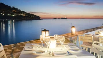 Frühstück, Mittagessen, mediterrane Küche, Blick auf den Strand 