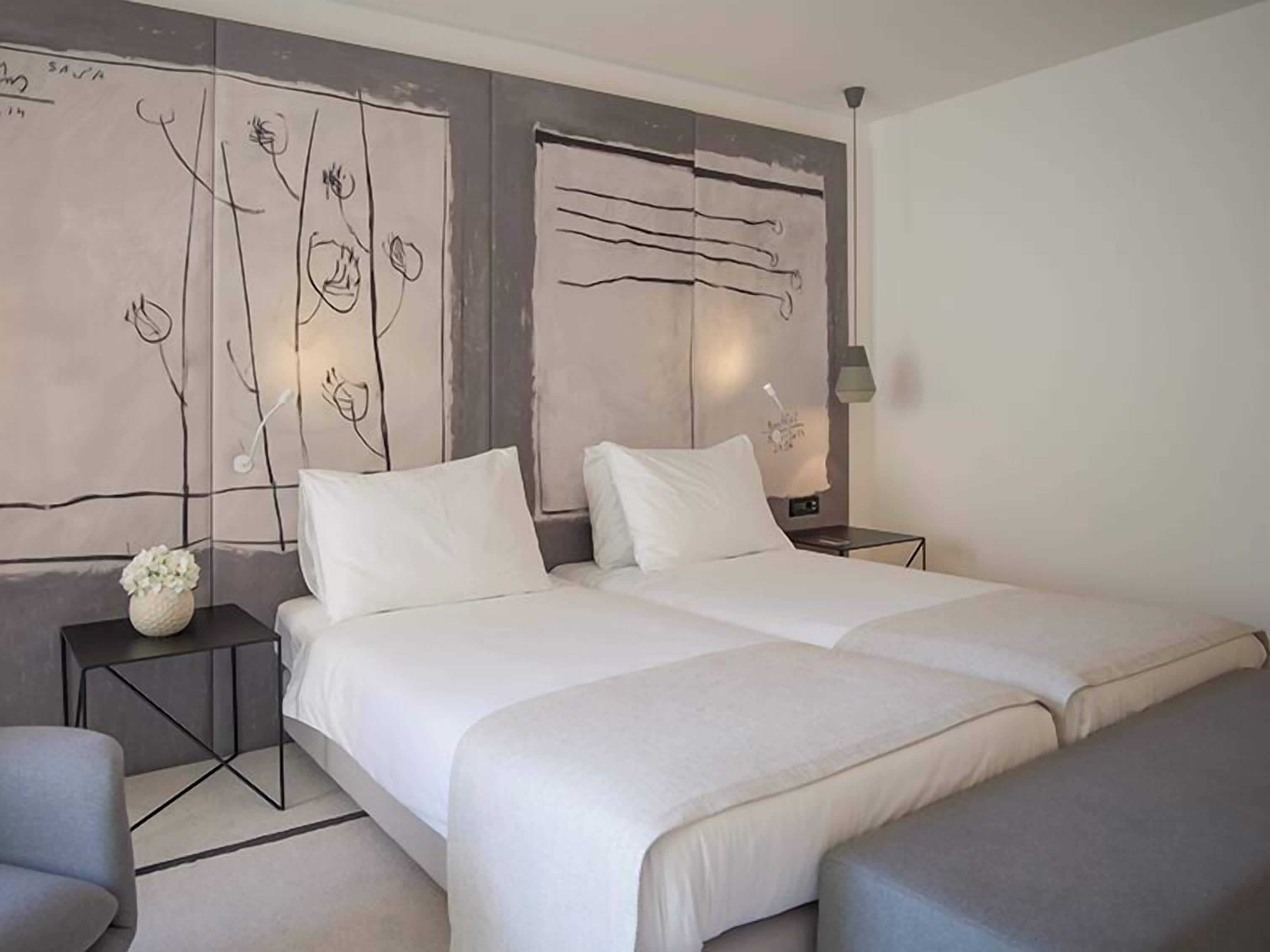 Basic Room | Minibar, in-room safe, desk, free WiFi